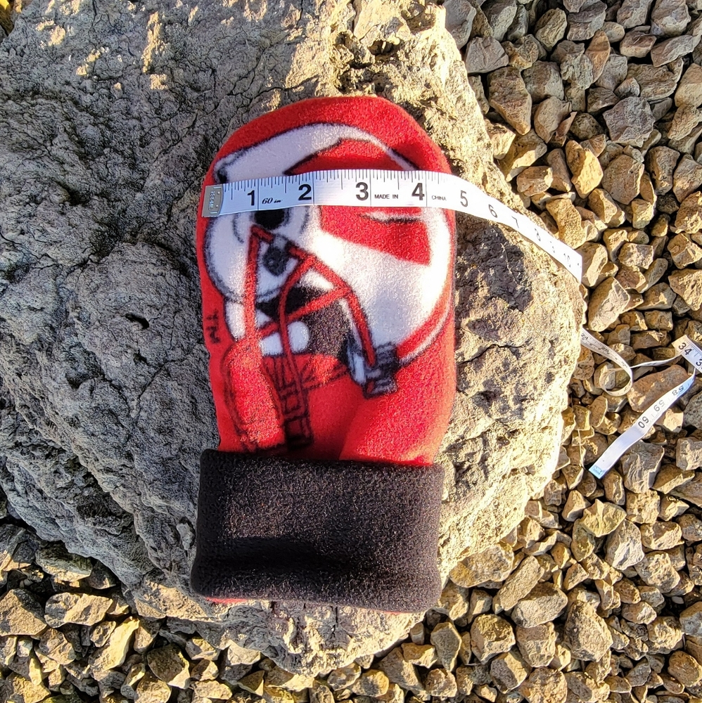Wisconsin Badgers College Fleece Winter Women's Mittens - Picture 6 of 7